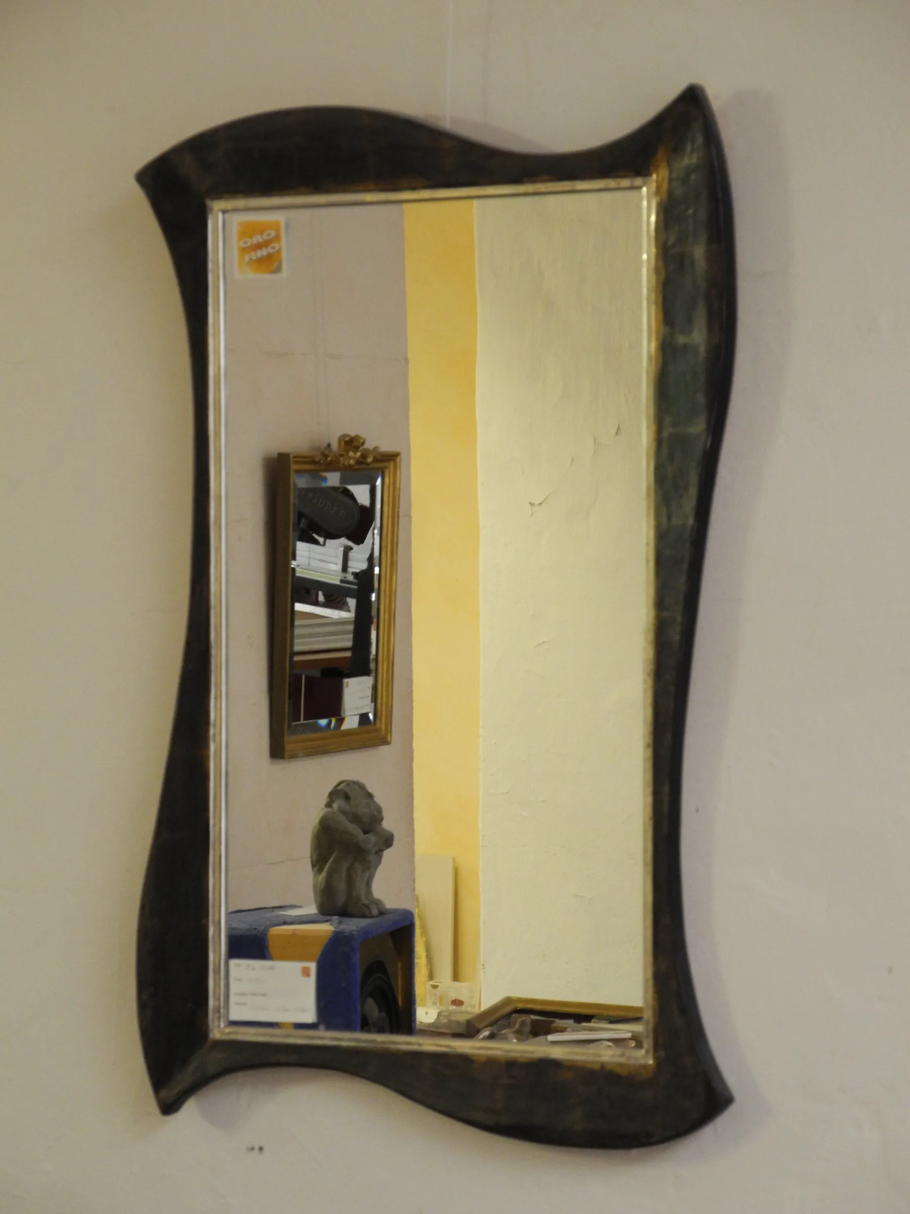Schwungvoller Spiegelrahmen mit oxidiertem Silber