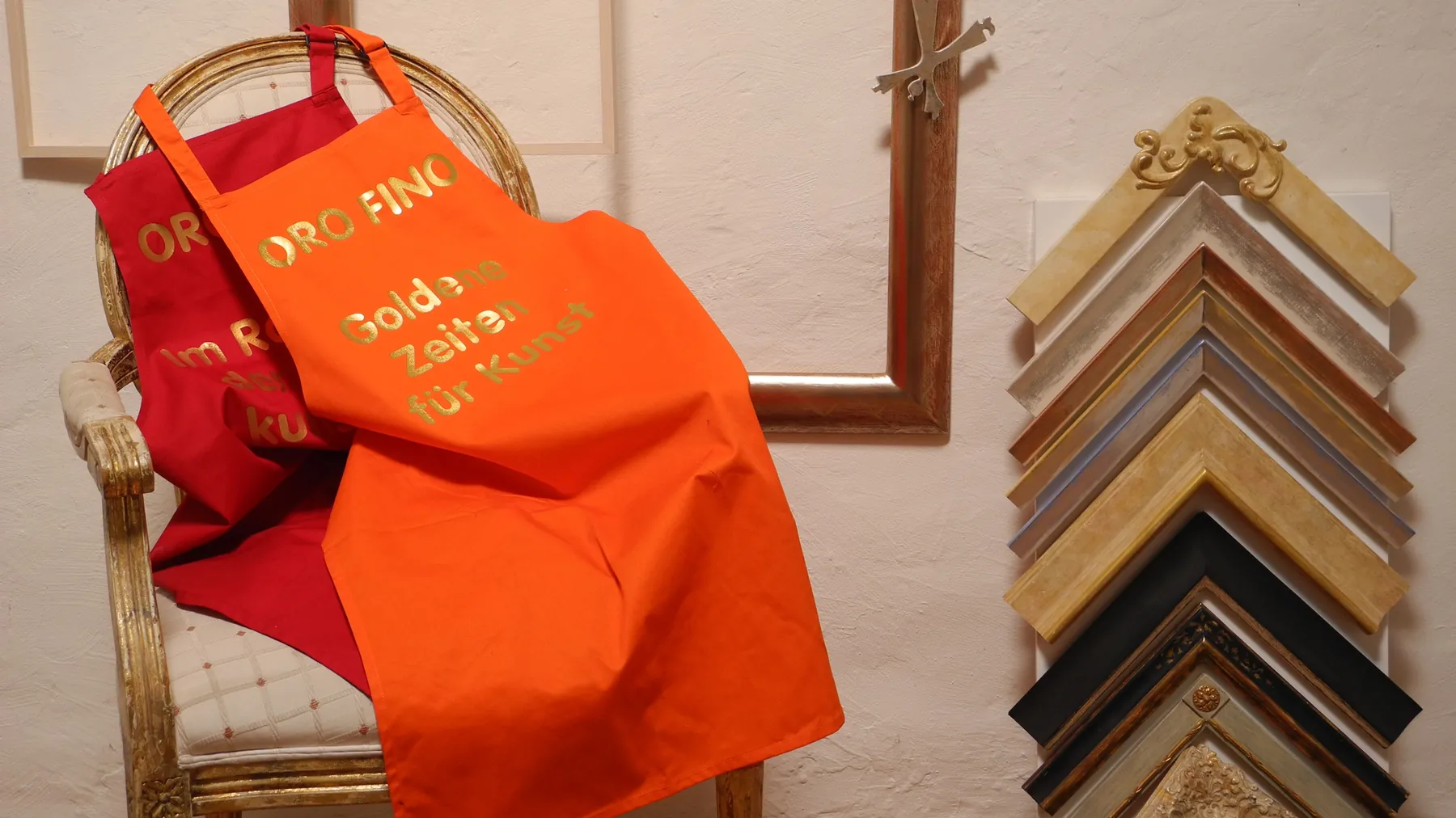 Schürzen bei ORO FINO mit goldener Schrift