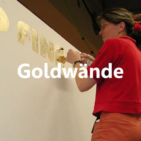 Schablonierung mit Gold an einer Wand
