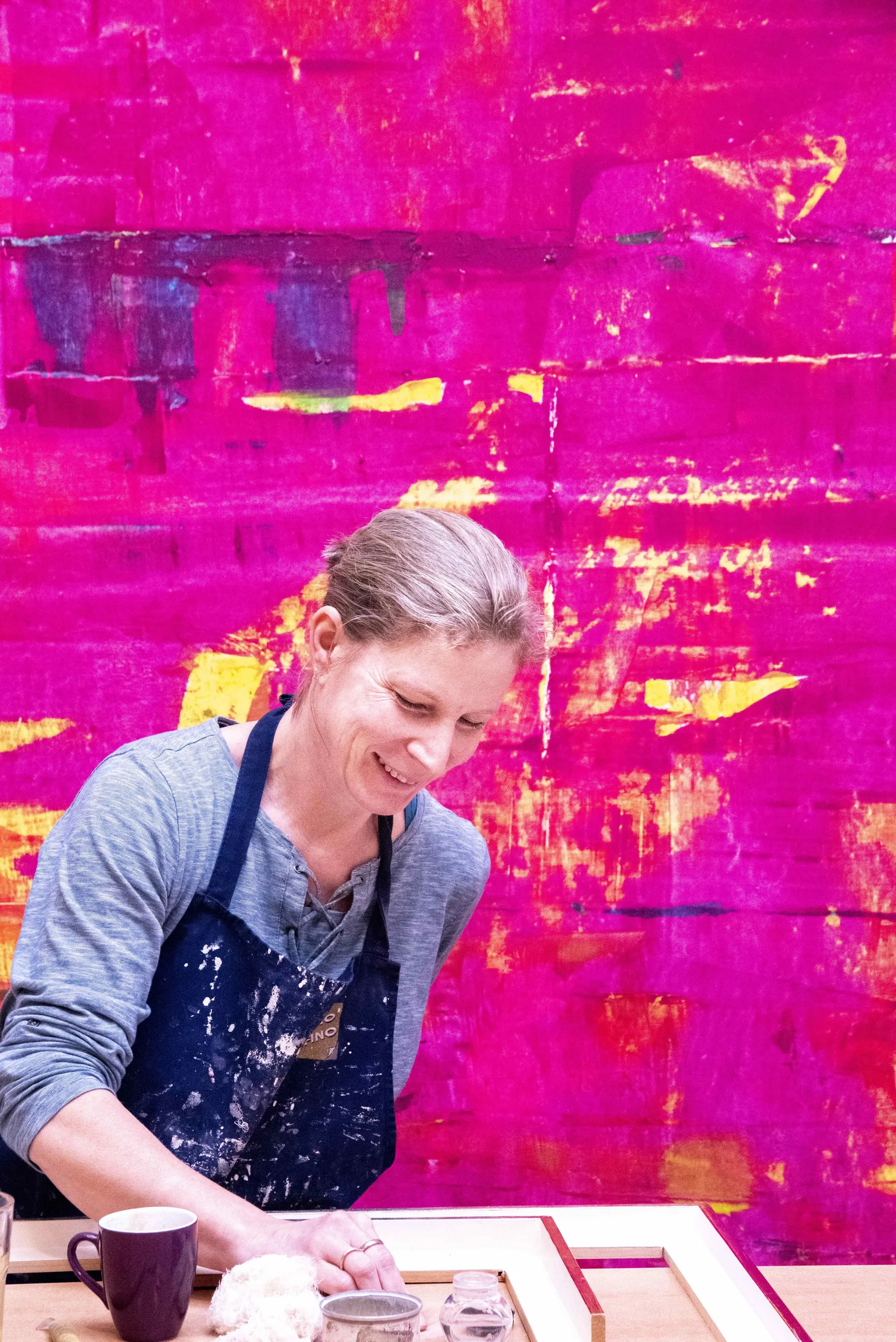 Christiane Nick in einer Ausstellung bei ORO FINO